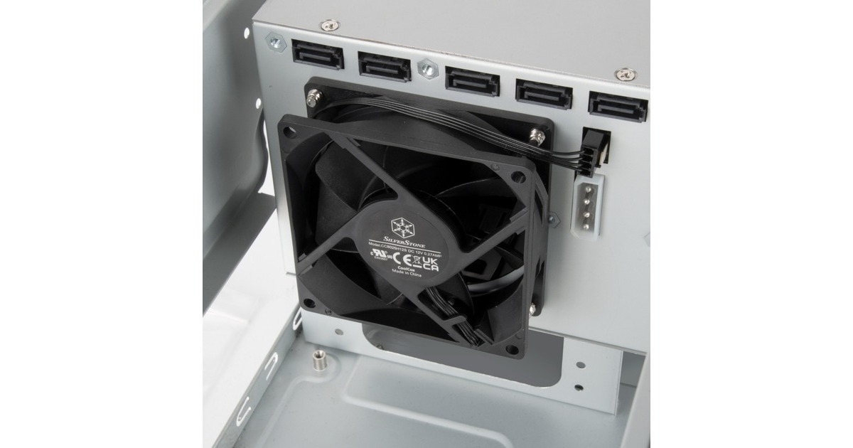 SilverStone CS351: boitier NAS avec 7 disques durs et 8 SSD