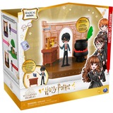 Spin Master Wizarding World: Harry Potter - Magical Minis Potions Classroom, Figurine Wizarding World HARRY POTTER - PLAYSET COURS DE POTION - Coffret Univers Magique Cours De Potion Avec 1 Figurine Articulée Harry Potter et Accessoires - 6061847 - Jouet Enfant 5 ans et +, Action/Aventure, 5 an(s), Multicolore