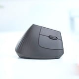 Logitech Souris ergonomique avancée MX Vertical Noir/Argent, Droitier, Optique, RF sans fil + Bluetooth, 4000 DPI, Graphite