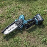 Makita Scie à batterie pour branches, tronçonneuse UC029GZ XGT, 40 Volts, Scie à chaîne Bleu/Noir