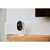 Arlo Essential Caméra de sécurité IP Intérieure 1920 x 1080 pixels Plafond/Mur/Bureau, Caméra de surveillance Blanc/Noir, Caméra de sécurité IP, Intérieure, Sans fil, 91,44 m, Amazon Alexa & Google Assistant, 2400 MHz