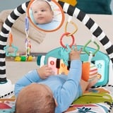 Mattel Kick & Play Multicolore Tapis de jeux pour bébé, Arche de jeu/couverture Tapis de jeux pour bébé, Barre d'activités, Multicolore