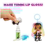 MGA Entertainment Yummiland Lip Gloss Doll Sour Sweeties - Sasha Sourworms, Poupée Mini poupée, Femelle, 4 an(s), Garçon/Fille, Multicolore