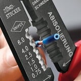 KNIPEX Pince à sertir 97 21 215 avec gaines bi-matière, brunie