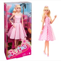 Barbie Signature – Le Film – Poupée en Robe Vichy Rose Poupée mannequin, Femelle, 3 an(s), Garçon/Fille, 330,2 mm, 300 g